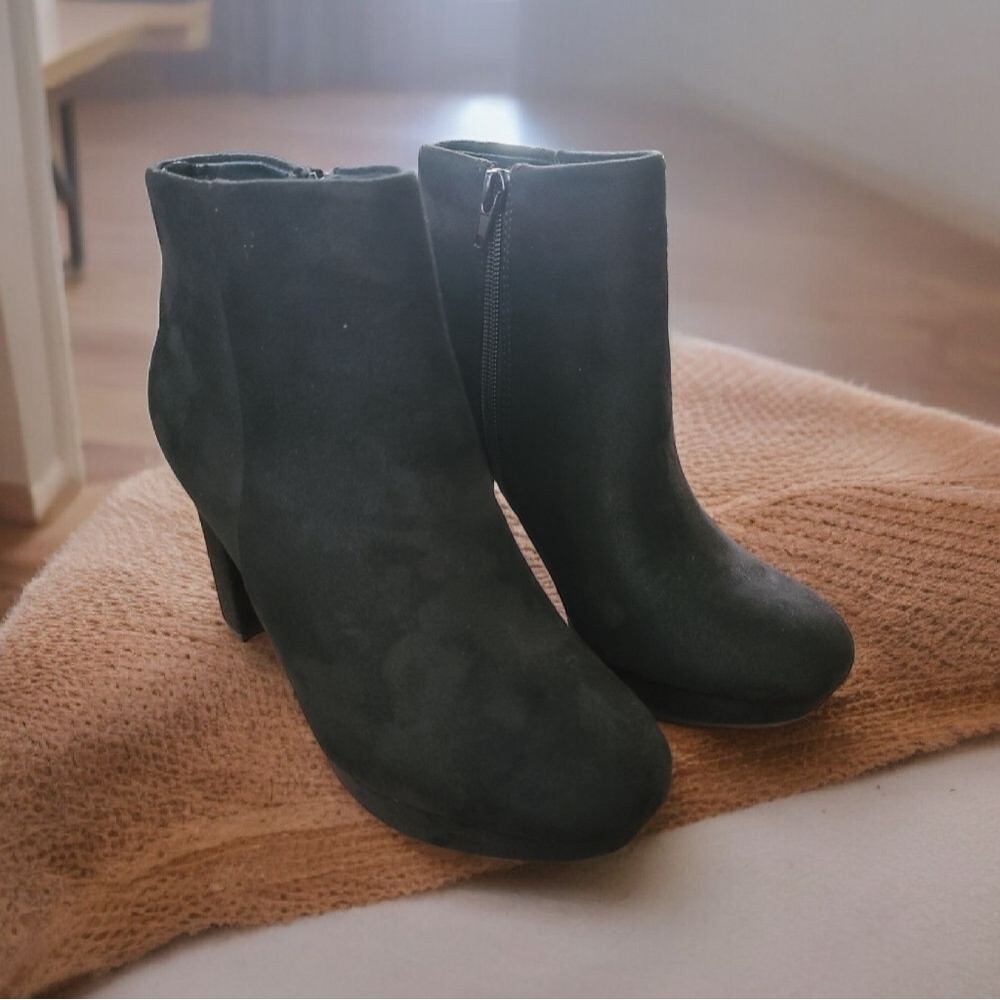 Dream Pairs Women's Stomp Chunky Heel Black with Side Zippers - 7.5